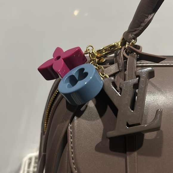 Luis Vuitton Neo Speedy with authentic LV bag charm. - Picture 3 of 17